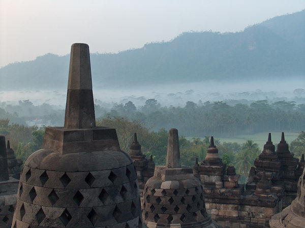 Stavba s mnoha zvonovitými střechami