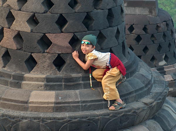 Dosáhnete-li skrz na sochu Buddhy, budete mít prý štěstí