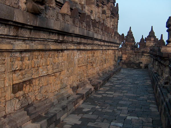 Borobudurem vede poutní cesta - skrz všechny chodbičky má pět kilometrů, ačkoli Borobudur má jen 118x118 metrů
