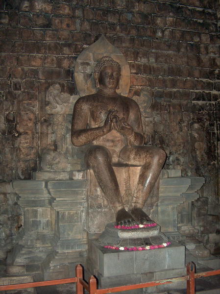 Sedící buddha (neobvyklá pozice, obvykle sedí v lotosovém květu) v Candi Pawon