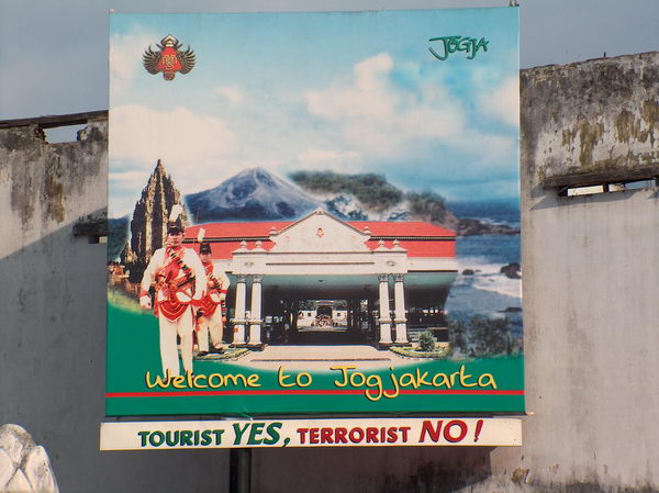 Tourist YES, Terrorist NO. Výbuch na Bali Indonésii silně zasáhl. Odliv turistů znatelně pocítili všichni.