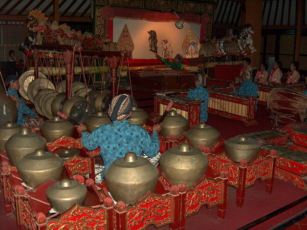 Doporvázené hrou na gamelan - kovové hrnce