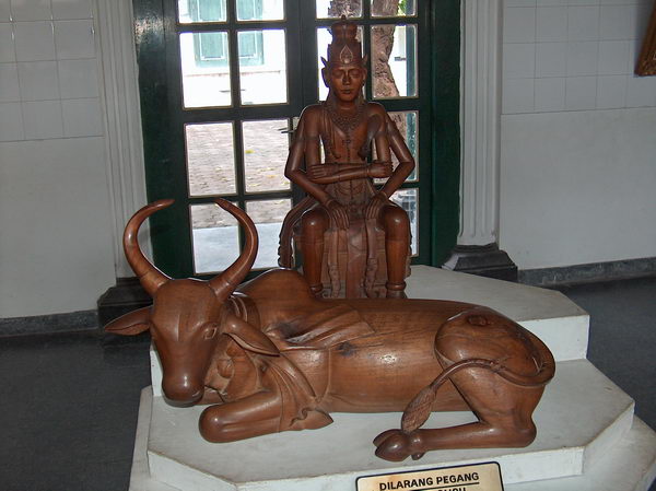 Dřevěná soška posvátné krávy ochraňující královskou rodinu.