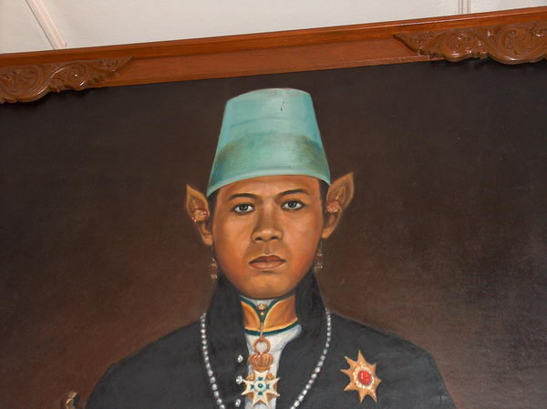 Vládcové si dávali na uši takové legrační špičaté ozdoby - prý aby vypadali důstojněji... No nevím...