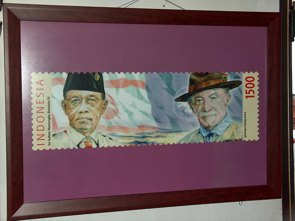 Yogyakartský král a guvernér (šéf indonéských skautů) a sir Baden-Powell (zakladatel skautingu) na jedné známce.