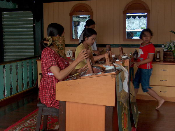 Holky vyrábějí doutníky