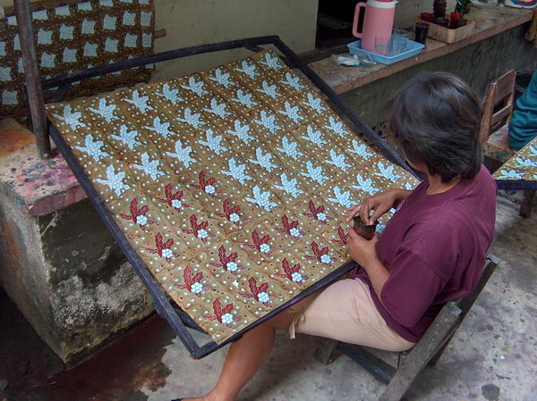 Holky pilně batikují, to je hlavní artikl v Yogye