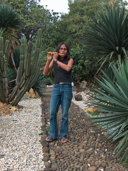 Vlasatý týpek nám hrál na flétnu (samozřejmě za úplatu)