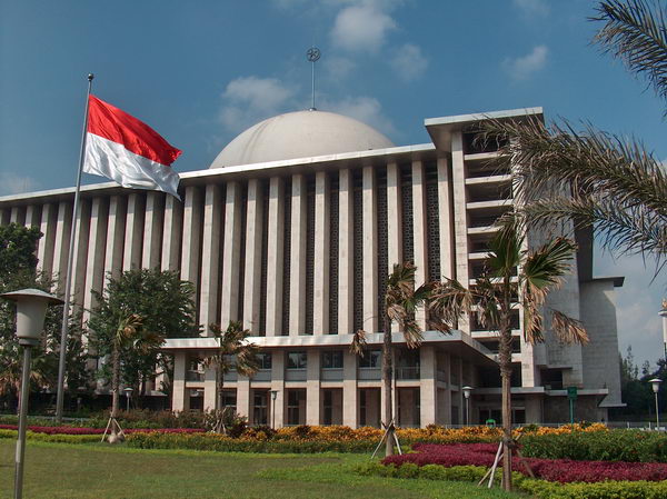 Zpět v Jakartě, do odjezdu zbývá už jen den. Jdeme se podívat do té největší JV-Asijské mešity Istiqlal