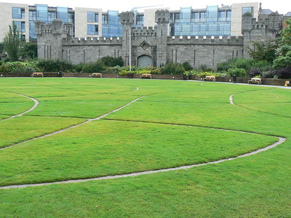 Dublin- hradní zahrada v pozadí s krásnou budovou ministerstva financí