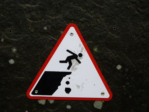 Nechybí upozornění proti nechtěnému pádu