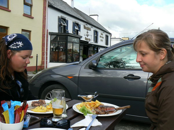 Těžká práce s obrovskými steaky