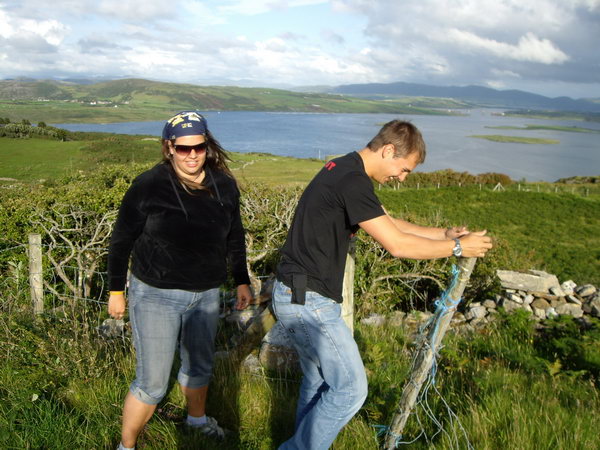 Začíná destrukce plotu