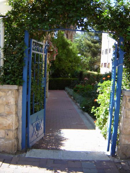 Vchod do zahrady/Entrance to the garden