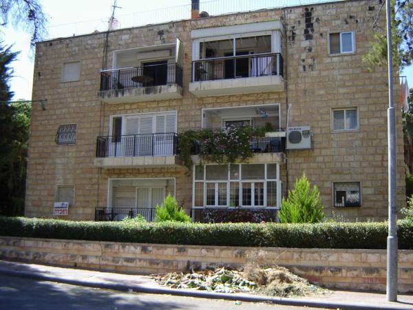 Náš dům. Náš byt je nahoře vlevo/Clary and me live in the top left hand side flat