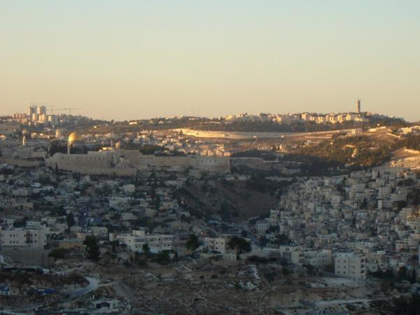 Výhled na staré město téměř zpoza našeho domu (z Haasovy promenády)/A view at Jerusalem from close to our house (Haas Promenade)