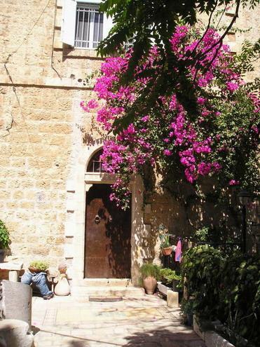 Typický zubatý vchod do jednoho z templářských domů/A typical stone edging of the German colony doors and windows