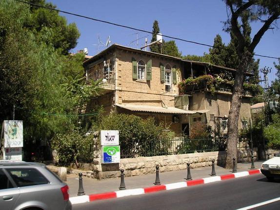 Takový dům by se podle mě s menšími úpravami klidně hodil do Tyrol/an example of a German colony building