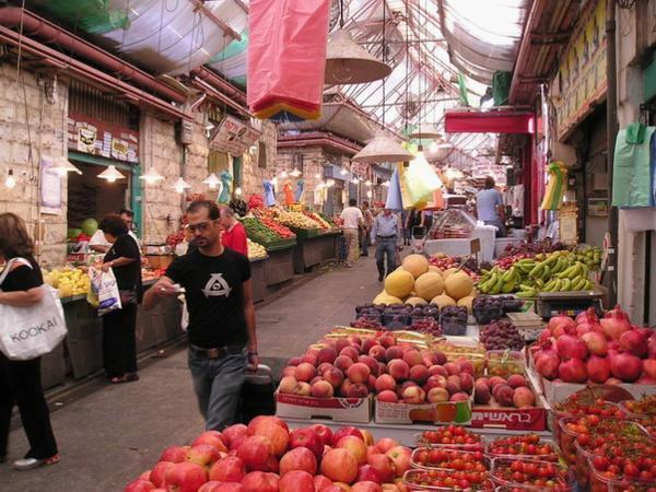 Probouzející se tržiště/Early morning at the market