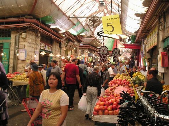 Nákupní mačkanice v pátek v poledne/Shopping crowds on Friday noon