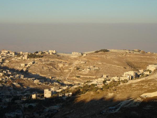 Výhled na východní Jeruzalém a na zeď oddělující židovská a palestinská území/A view on East Jerusalem and the wall separating the Jewish and Palestinian territories