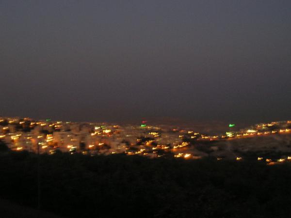 Noční východní Jeruzalém se zelenými světýlky mešit/East Jerusalem at night with the green mosquelights