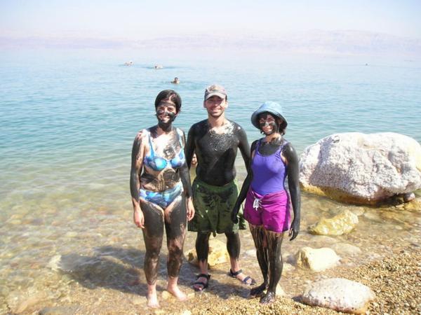 Můj chavruta Adiv a jeho žena Ilana. Všichni jsme turisticky napatlaní mrtvomořským bahnem/My chavruta Adiv and his wife Ilana