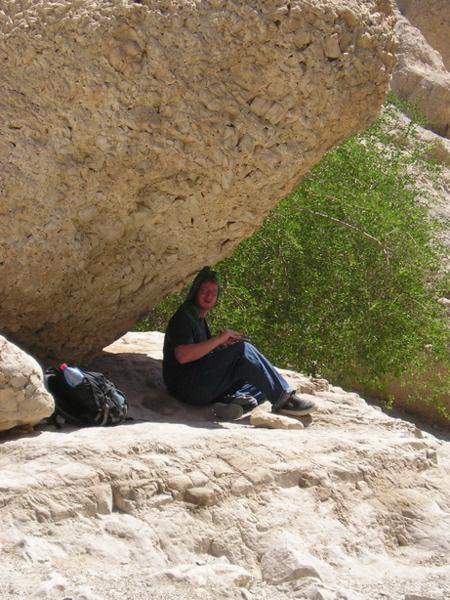 Jacob, jehož kožní typ se hodí nejtepleji tak do Dánska/Jacob hiding away from the burning sun