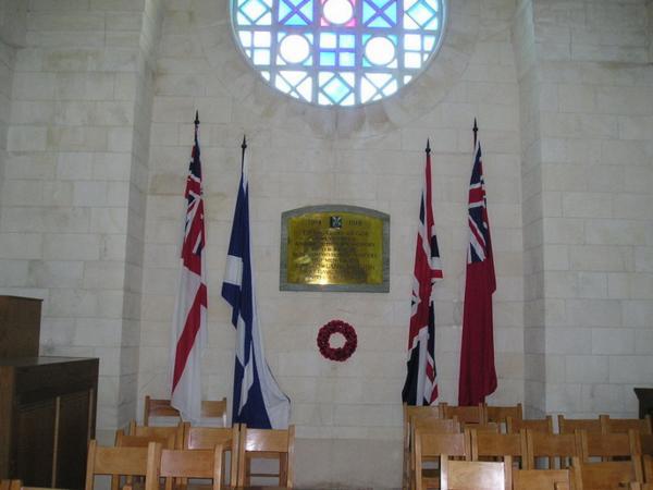 Věnec makových květů je v Británii dodnes symbolem vzpomínky na hrdiny 1. světové války/The poppy blossom paradoxicaly brings back my pleasant memories of Britain