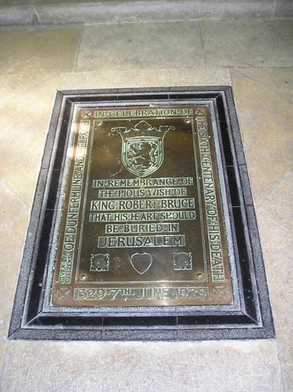 Připomínka hrdinného skotského krále Roberta, který v roce 1314 vybojoval pro Skotsko nezávislost na Anglii. Tato pamětní deska připomíná jeho nesplněné přání, aby jeho srdce bylo pochováno v Jeruzalémě/This plaque pays tribute to Sir Robert the Bruce, the Scottish heroic king who secured Scottish independence on England in 1314. It records his unfulfilled deathbed wish