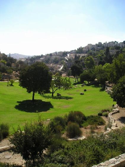 Pohled do údolí (Ge)hinnom, které se rozprostírá mezi hradbami Jeruzaléma a Miškenot Ša´ananim. V těchto místech v dávné minulosti pohané (a někteří "zaběhlí:o)"židé) obětovali své děti bohu Molochovi (viz Jer 32:35). Z názvu tohoto místa je v moderní hebrejštině odvozeno slovo "peklo" (Babi, jestli tady budeš šít ty kožichy, tak jsi to chytla miliónově:o)/ The (Ge)hinnom valley where pegans (and indeed some Jews too) used to sacrifice their children to the god Molokh (Jer 32:35). The modern Hebrew word for "hell" comes from the name of this place (however peaceful it looks today)