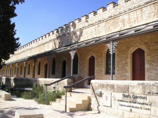 Historicky první obytný dům v Miškenot Ša´ananim. Dnes je to hotel pro umělce (kovové tepání na sloupech pochází z britského Ramsgate, domova M. Montefioreho - stará dobrá Británie)/The first appartment building in Mishkenot Sha´ananim, today used as a hotel for visiting artists.(The metal work decoration was produced in Ramsgate, the British home of M. Montefiore)