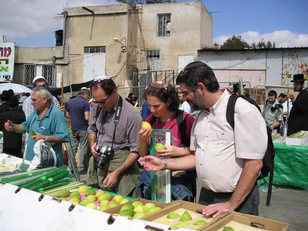 Moje spolužačka Sheri se radí s rebem Mordechaiem (který nás obě učí Talmud)/Shari consulting her etrog purchase with reb Mordechai (our Talmud teacher)