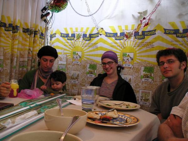 Melanie + Kobi, Tovah a Zach v suce našeho učitele reb Pesacha v Givat Masuah/ Melanie + Kobi, Tovah and Zach at our teacher reb Pesach´s succa in Givat Masuah