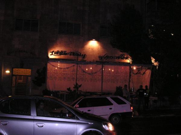 Suka v restauraci "Little Italy" v Ulici Keren Ha-Jesod/A succa in Little Italy restaurant on Keren Ha-Yesod street