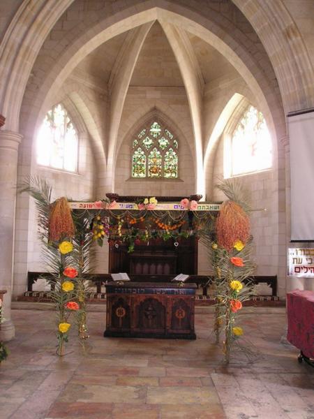 Suka v mesiánském křesťansko-židovském kostele Christ Church ve Starém městě (toto náboženské hnutí věří, že uspíší druhý příchod Ježíše tím, když pomohou shromáždit všechny židy v Izraeli. Významnou součástí jejich práce je křesťanská misie mezi židy)/ A succa in "Christ Church," a messianic church in the Old time. This religous movement believes that the "Second coming" can be speeded up by bringing Jews to Israel. They also do missionary work in Israel and try to convert Jews to Christianity