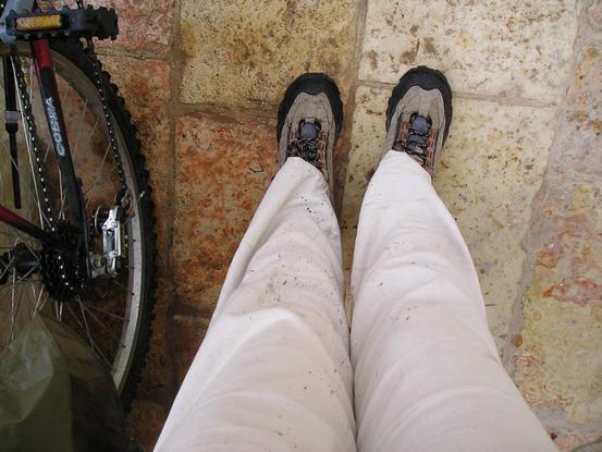 Při první cyklo-jízdě deštivým Jeruzalémem jsem si poprvé všimla, že moje kolo nemá blatníky/ During the first bike ride through rainy Jerusalem, I  noticed with great surprise that my bike has no fenders