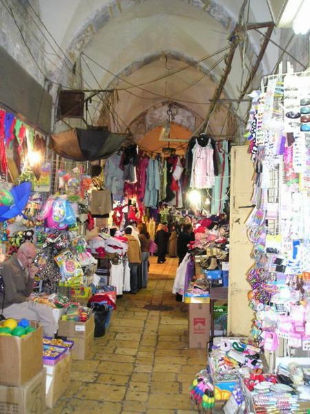 V muslimské čtvrti starého města se sežene všechno od špendlíků po krávu/You name it and you shall get it in the muslim quarter of the Old Town (for no price)