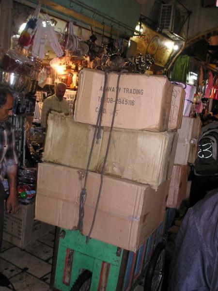 Zásobování v úzkých uličkách/Transporting supplies in the narrow streets