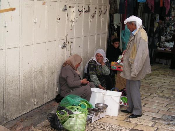Muslimské ženy prodávající čerstvou mátu, hrozny a datle/Muslim women selling fresh nana, grapes and dates