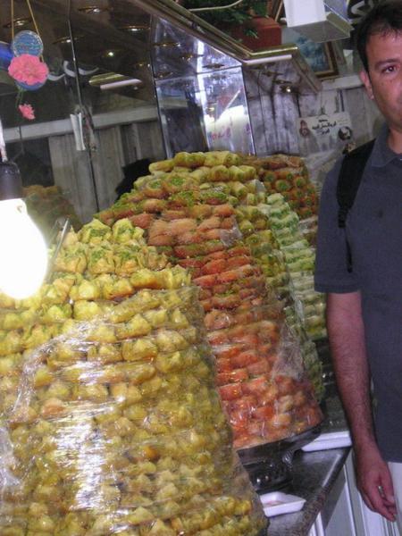 Arabské sladkosti, které jsou nedílnou součásti večerních ramadánových hostin/Traditional arab sweets, essential part of the every day break of the ramadan fast