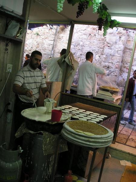 Slavné arabské lívance katajf, které muslimové plní sladkým nebo slaným sýrem, ořechými a podobnými dobrotami a jedí je při večerní hostině během ramadánu/ Kataif - traditional pancake, which the muslim fill with cheese and nuts and eat for the after-fast feast during Ramadan