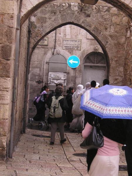 Arménská čtvrť (ne vždy všichni chodí přikázaným směrem)/Armenian quarter (not everybody follows the signs)