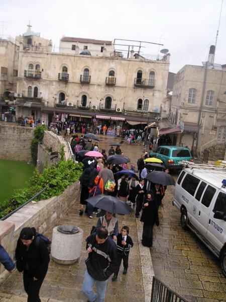 Jeruzalémané v prvním dešti/The first rain at Jaffa gate