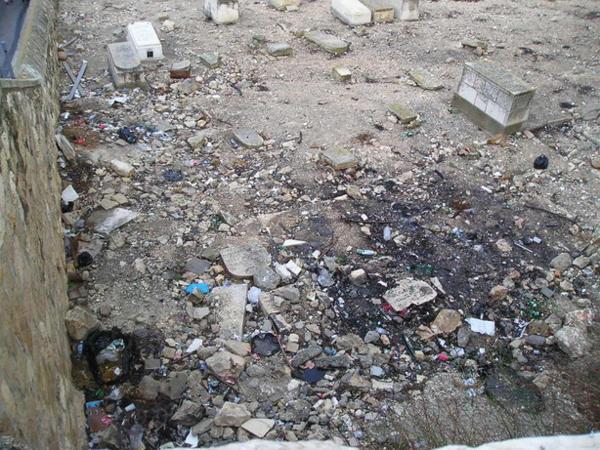 Překvapivé smetiště na hřbitově na vrcholu Olivetské hory/Junk at the top of the Mount of Olives cemetary takes by surprise