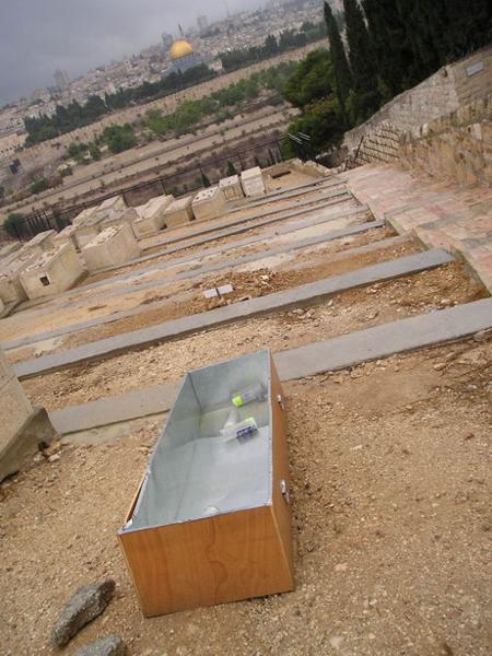 Zapomenutá rakev na hřbitově na Olivetské hoře/Abandoned cofin at the Mount of Olives cemetery