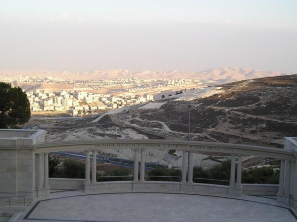 Roy mě mimo jiné vzal na procházku po campusu Hebrejské univerzity. Toto je dech beroucí  výhled na Judskou poušť a Jordánsko z Har Ha-Cofim/Among other places, Roy took me to the Hebrew University Campus. This is the breath taking view on Judean desert from Har Ha-Tzofim
