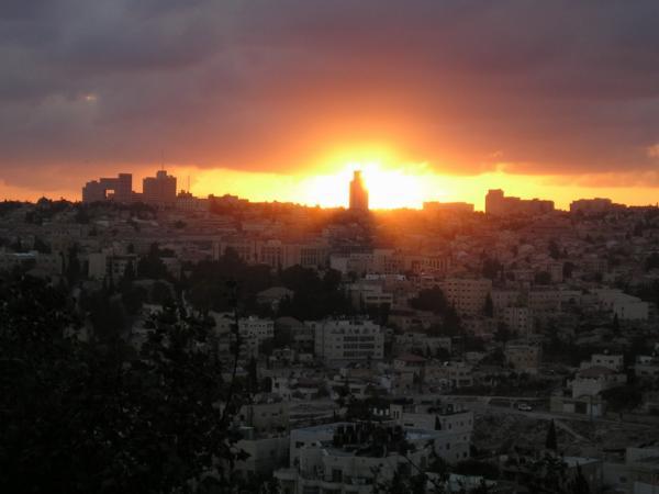 Zapadající slunce nad zamračeným Jeruzalémem 2 dny před tím, než začalo pršet./ Cloudy Jerusaelm dusk 2 days before the rain started