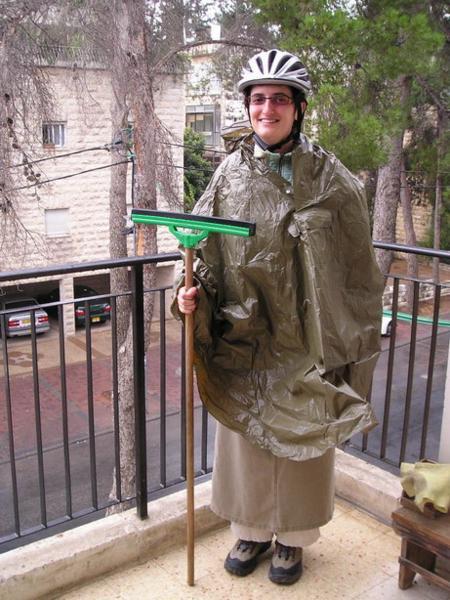 V Jeruzalémě začalo pršet a já se vydala na návštěvu starého města. Jela jsem na kole, nechtěla jsem zmoknout a chtěla jsem v muslimské čtvrti vypadat nenápadně. Clary to okomentovala slovy: "Neboj, teď vypadáš bezpečně jako muslimka."/ A combination of rain protection, road cycling safety and an (unsuccessful) attempt to dress modestly for the visit of the muslim quarter of the Old Town