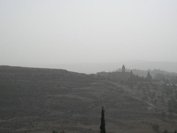 Pohled na jih od Ramat Rachel. Na obrázku je mužský kláštěr ležící na cestě do nedalekého betléma. Ta mlha okolo je chamsin./Southern Ramat Rachel view of the way to Bethlechem
